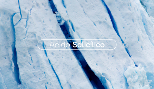 "Ácido salicílico" escrito en letra color blanco sobre un fondo celeste